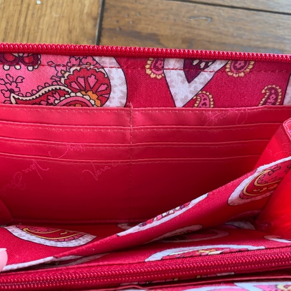 Vera Bradley Rosy Posies Wallet Cotton Red Cream Paisley Zip Around Wrislet - Picture 6 of 11